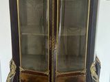 une vitrine en verre ornée de garnitures dorées
