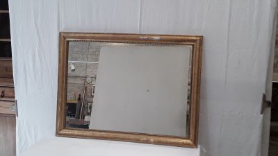 un miroir posé sur une table