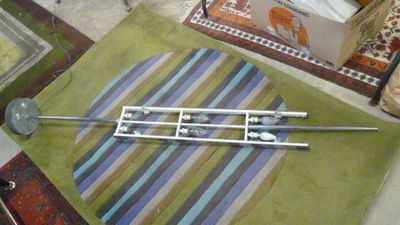 une photo d'une table sur laquelle sont posés tout un tas d'outils