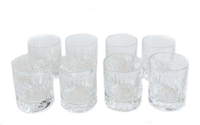 six verres sont alignés sur une surface blanche