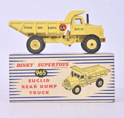 un camion-benne jaune en plastique muni d'une benne