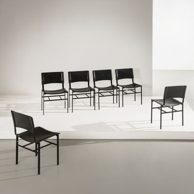 trois chaises noires dans une pièce blanche aux murs et au sol blancs