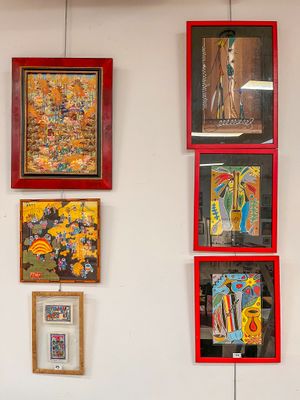 de nombreuses photos accrochées au mur de cette pièce