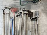 beaucoup d'outils de jardinage qui traînent par terre