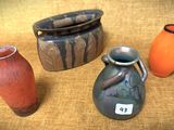 trois vases posés sur une table l'un à côté de l'autre
