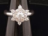 un gros plan d'une bague en diamant posée sur un cône
