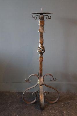 Pique-cierge en fer forgé patiné doré. Travail moderne.
