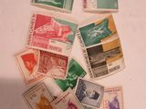 un grand nombre de timbres qui sont sur la table
