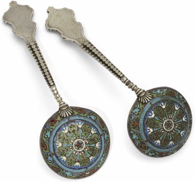 une paire de cuillères en argent et émail ornées de motifs floraux