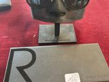 Lunettes de soleil Ray-Ban dans leur étui, et l'étui sur le tapis rouge