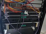 un rack avec de nombreux câbles qui y sont raccordés
