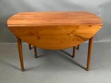 une image d'une petite table avec un plateau et des pieds en bois