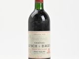 une bouteille de vin posée sur une table