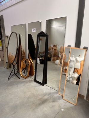 une pièce où il y a beaucoup de miroirs