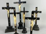 quatre crucifix noirs et dorés représentant Jésus sur la croix