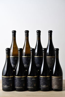 six bouteilles de vin sont alignées sur une table en bois