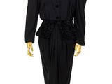 robe noire à volants posée sur un mannequin