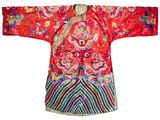 une veste rouge ornée d'un dragon et de fleurs