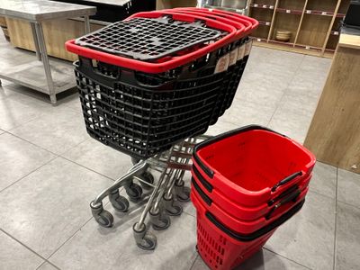 un caddie et un seau rouge posés par terre