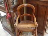 une chaise placée devant une armoire