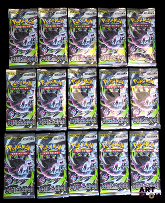 De nombreux paquets de cartes Pokémon sont empilés les uns sur les autres