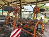 un tracteur garé dans une grange