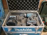 une caisse d'outils avec des outils à l'intérieur, posée sur le sol