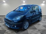 la photo d'une petite voiture bleue garée dans un garage