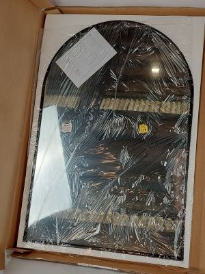 une photo d'une boîte contenant un miroir