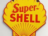panneau en forme de coquillage jaune et rouge portant l'inscription « Super Shell »