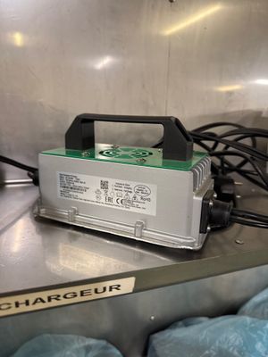 une photo d'un chargeur posé sur le plan de travail d'une cuisine
