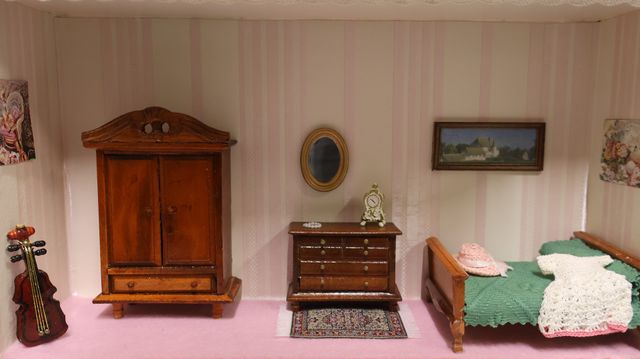 Diorama. Composition miniature, dans une vitrine en bois, vitre e...