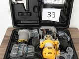 une trousse à outils dans un coffret noir posée sur une table en bois