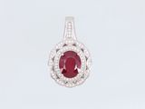 un pendentif en rubis et diamants sur fond blanc