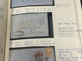un livre ouvert avec un tas de timbres posé sur une table