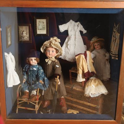 une photo d'une vitrine contenant des poupées