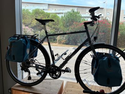 un vélo garé devant une fenêtre