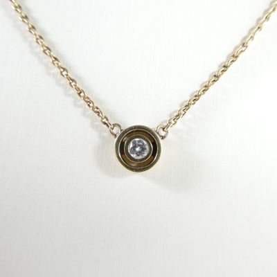 gros plan d'un collier sur un mannequin mannequin mannequin mannequin mannequin mannequin mannequin mannequin mannequin