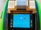 un étui vert contenant un téléphone portable