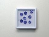 une photo représentant des pierres précieuses bleues dans un cadre blanc