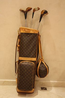 une image représentant un sac de clubs de golf et un sac de clubs de golf