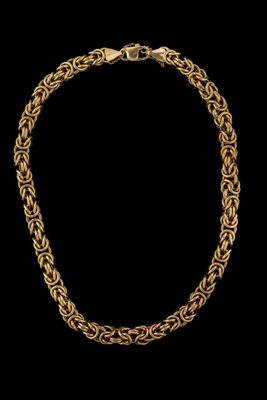 un collier à chaîne en or sur fond noir