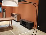 une lampe posée sur une table dans une pièce