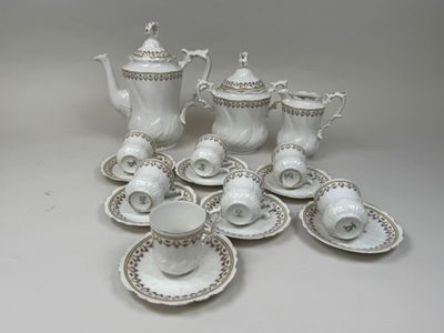 un grand nombre de tasses et de soucoupes sur une table