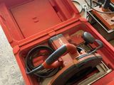 une boîte à outils rouge avec des outils sur le sol
