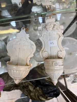 une vitrine sur laquelle sont disposés de nombreux vases