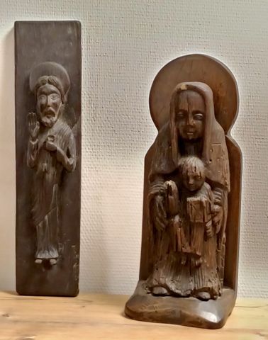 Deux sculptures en bois sujets religieux. (H 43 et 47)