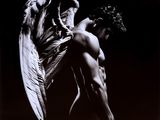 une image représentant une photo en noir et blanc d'un homme doté d'ailes d'ange