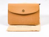 Étui-portefeuille Louis Vuitton en cuir beige avec finitions dorées