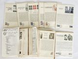plusieurs feuilles de papier portant des timbres, posées sur une table